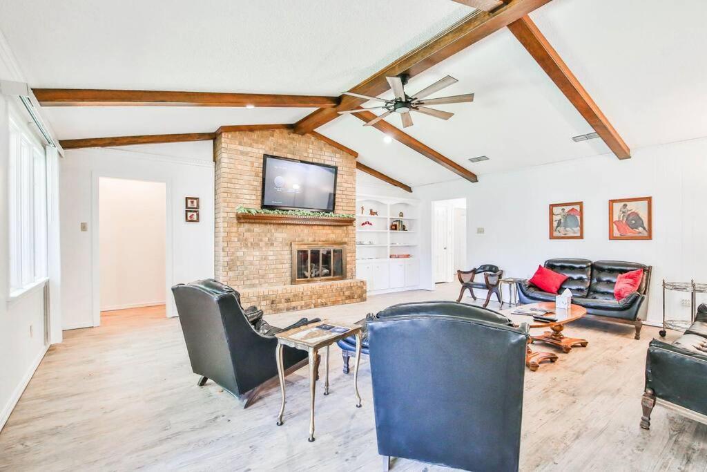 Hot Tub, Privacy, Sleeps 11 & Tons Of Space! Lubbock Exterior photo