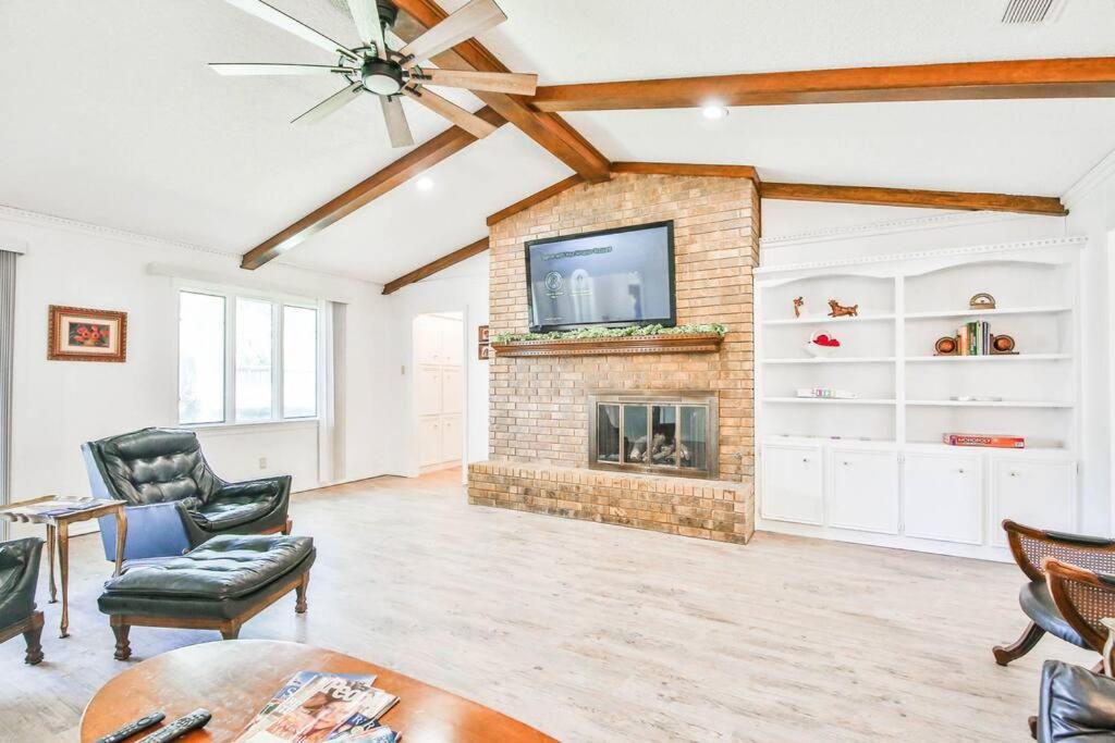 Hot Tub, Privacy, Sleeps 11 & Tons Of Space! Lubbock Exterior photo