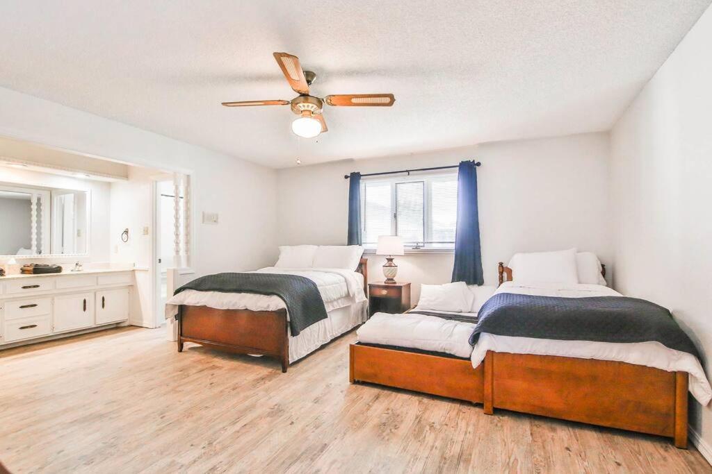 Hot Tub, Privacy, Sleeps 11 & Tons Of Space! Lubbock Exterior photo