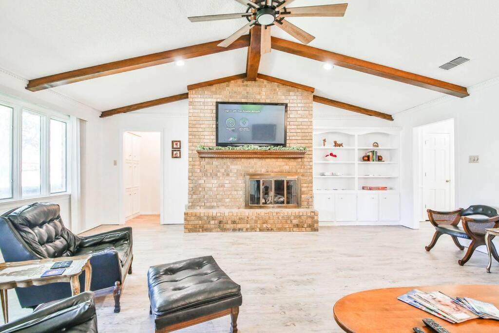 Hot Tub, Privacy, Sleeps 11 & Tons Of Space! Lubbock Exterior photo