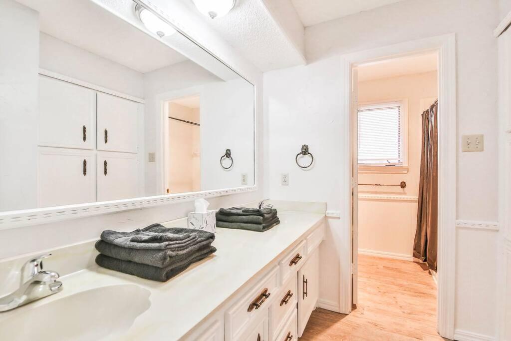 Hot Tub, Privacy, Sleeps 11 & Tons Of Space! Lubbock Exterior photo