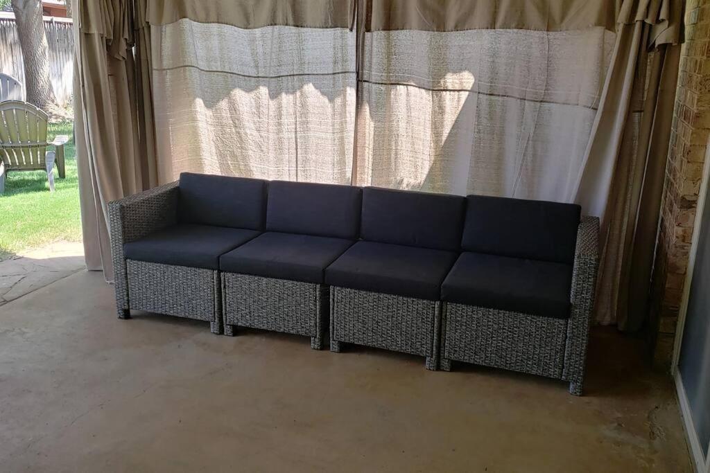 Hot Tub, Privacy, Sleeps 11 & Tons Of Space! Lubbock Exterior photo