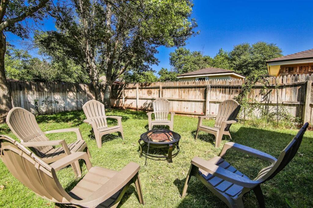 Hot Tub, Privacy, Sleeps 11 & Tons Of Space! Lubbock Exterior photo